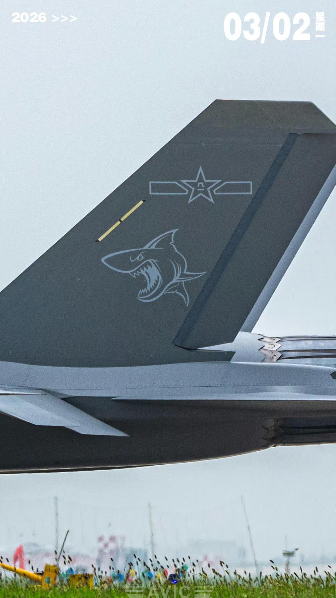 中国舰载机歼-35战机的垂直尾翼部分特写，尾翼涂装有极具辨识度的凶猛鲨鱼头图案，