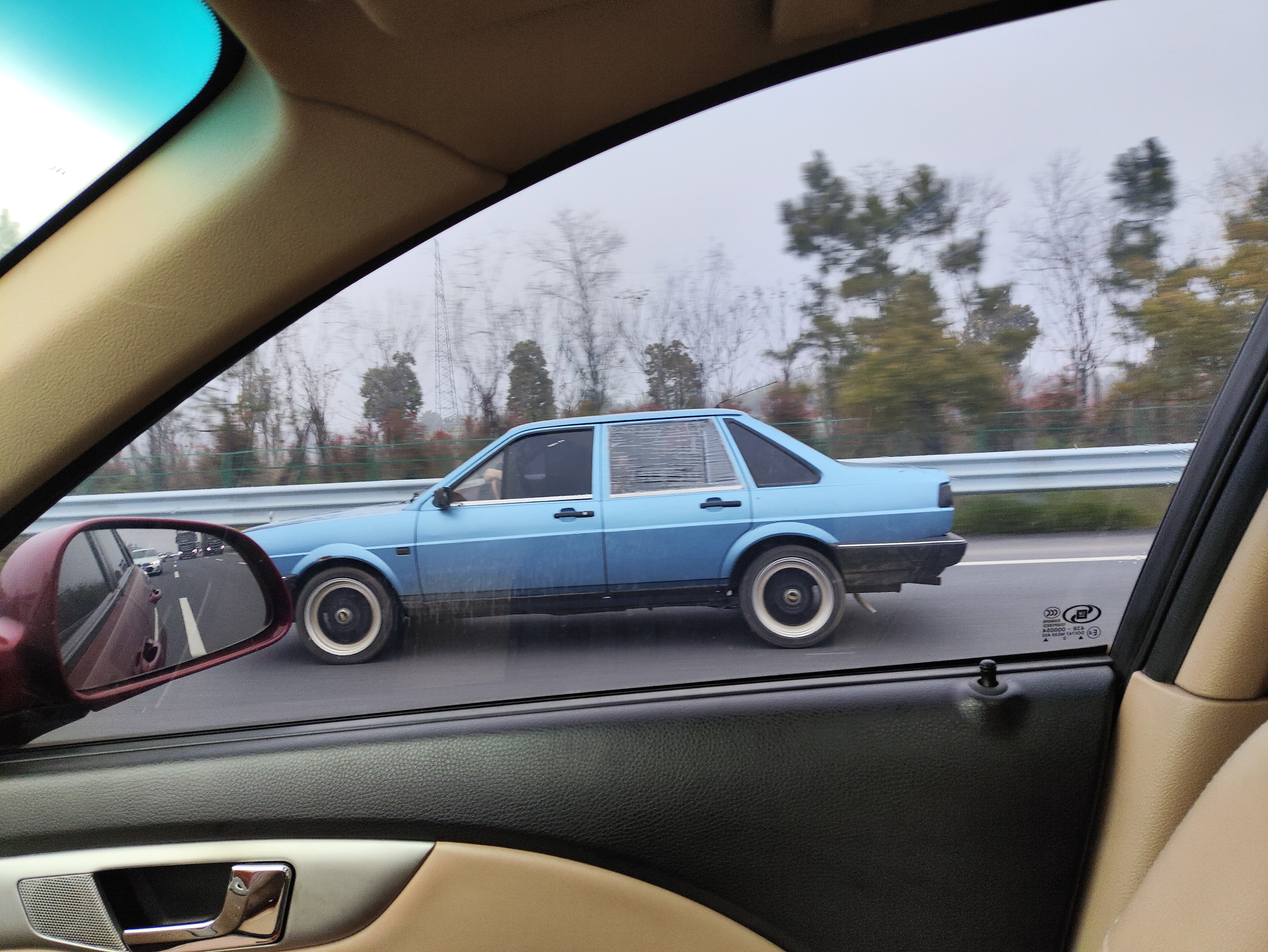 今天窗外并肩的老普桑真帅 101个徒手俯卧撑，歇了，准备明天10公里吧，人们不需