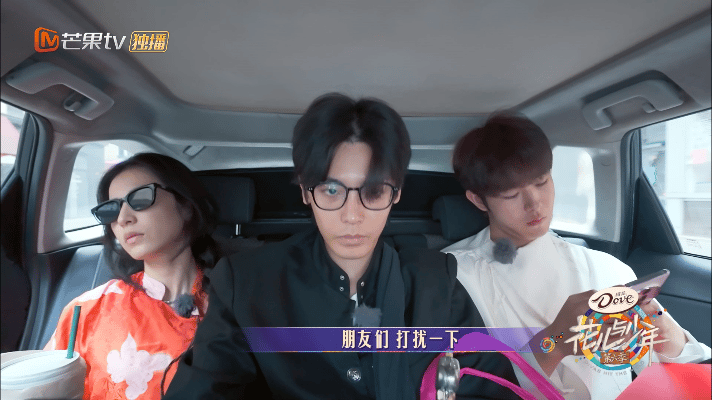 #侯明昊生气了都不忘帮人开门#侯明昊和司机沟通生气了，但上下车也不忘了帮人开门，