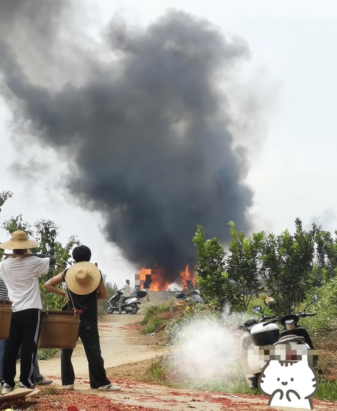 【广西某地重阳扫墓多辆电动车被烧毁】
近日，网友爆料称：