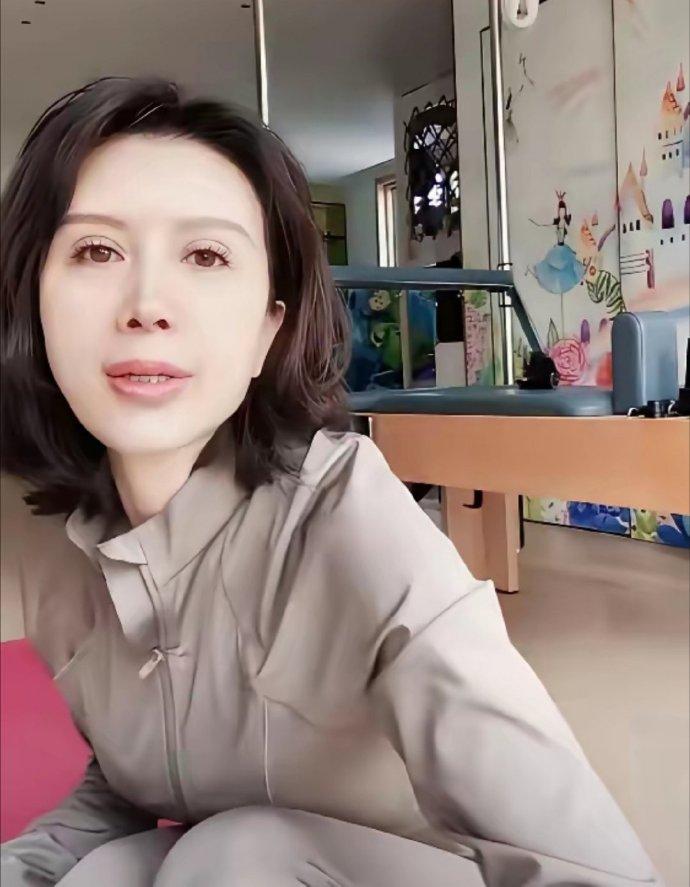 我真的嘴硬到底了！
朋友斩钉截铁说这是金巧巧，
我瞪着眼睛看了八百遍，
怎么看都