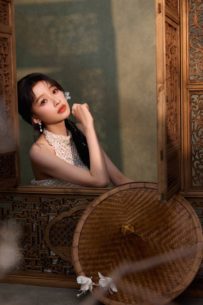 孙怡梦回金依蓓 孙怡的白月光滤镜太厚了！这套造型一出来，我连呼吸都放轻了，生怕惊