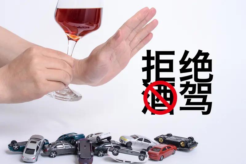 长沙一情侣酒后路上吵架 ，男子赌气报警举报女友酒驾 ，却把自己“送进去”了，交警