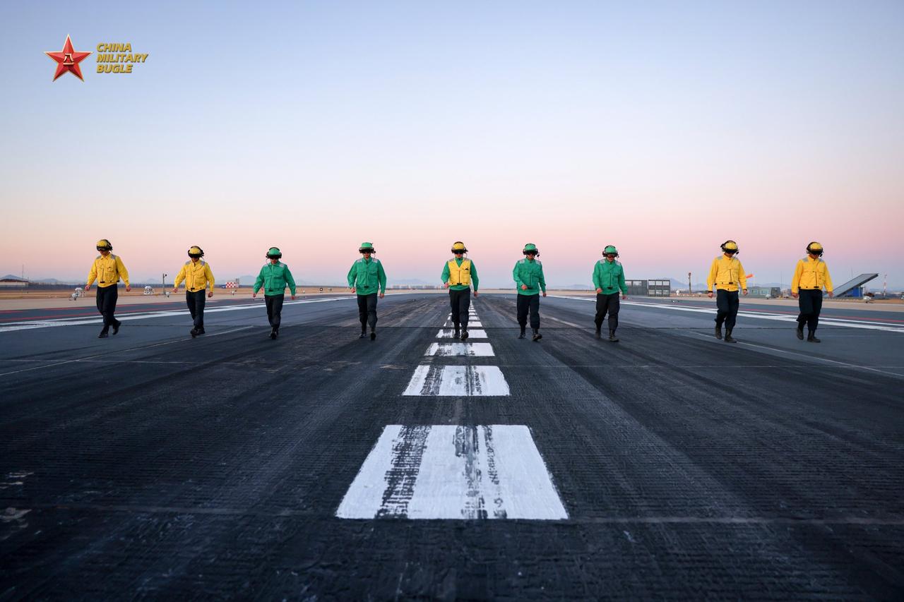 舰载机陆地训练