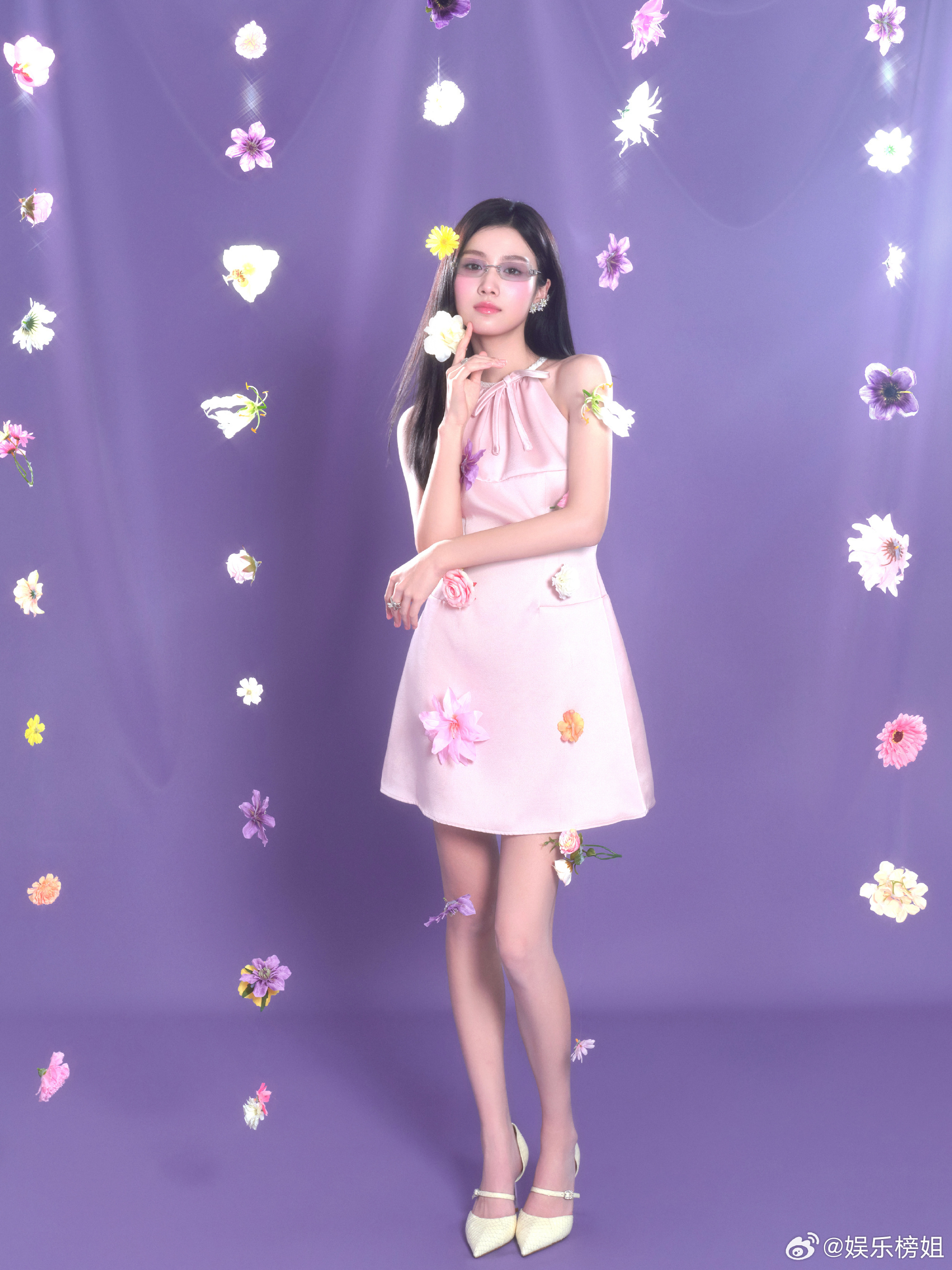 卢昱晓挂脖粉裙卢昱晓今天活动一身粉色的挂脖连衣裙，再配个无框眼镜，这不就是妥妥的
