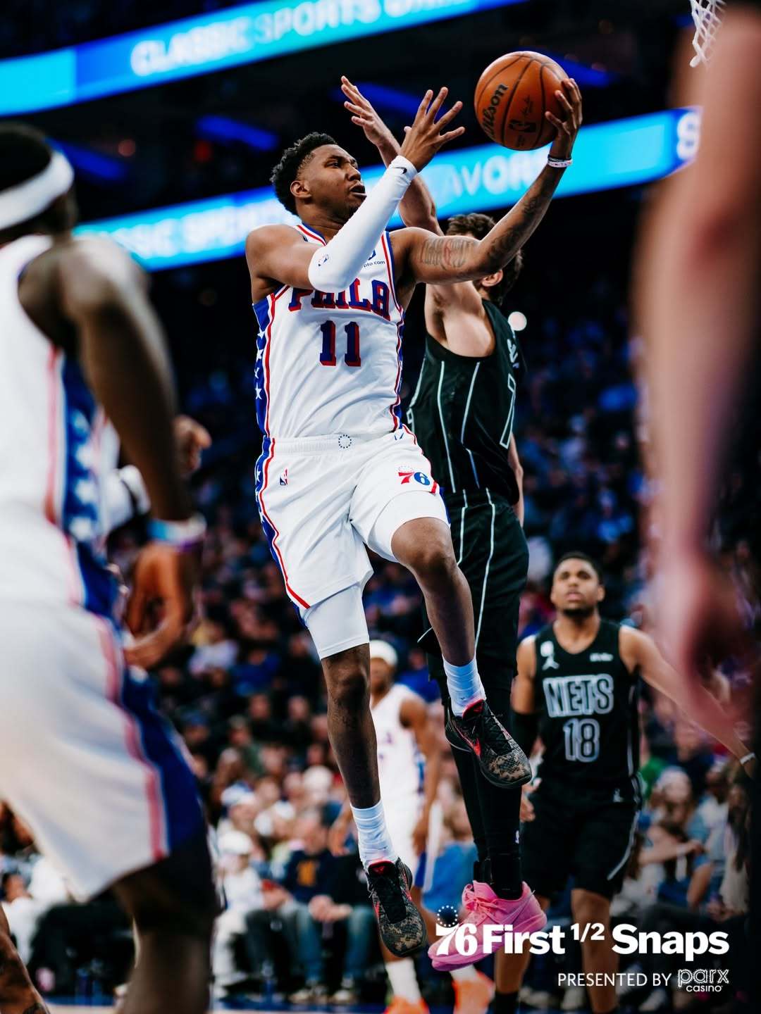 一觉醒来，终于来了一场…胜利！全场比赛结束：76人队主场104-97战胜篮网队！