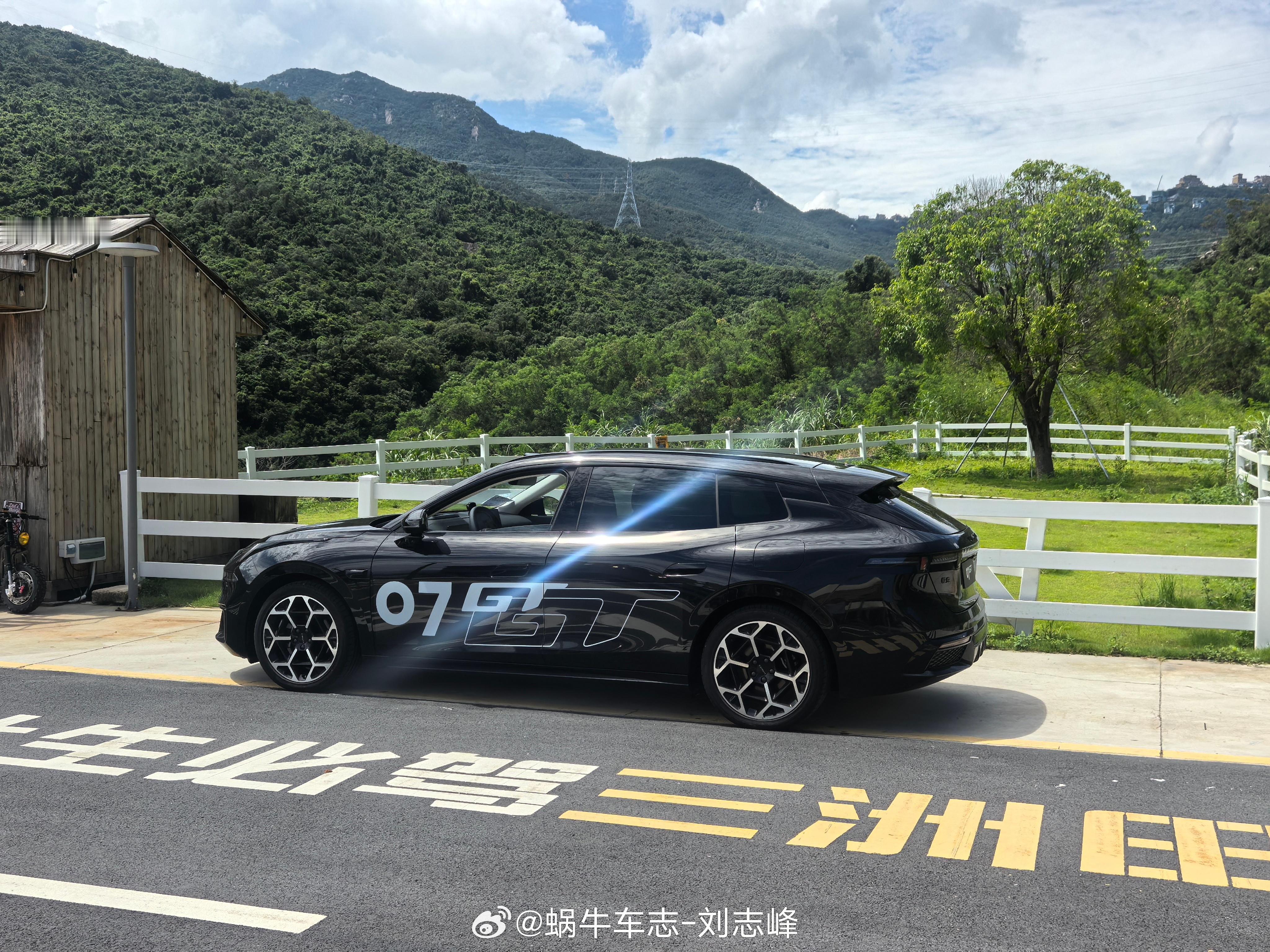 弥补了上次没跑四明山的遗憾，今天试足了一天的山路，这车首先是专属于旅行车的帅（黑
