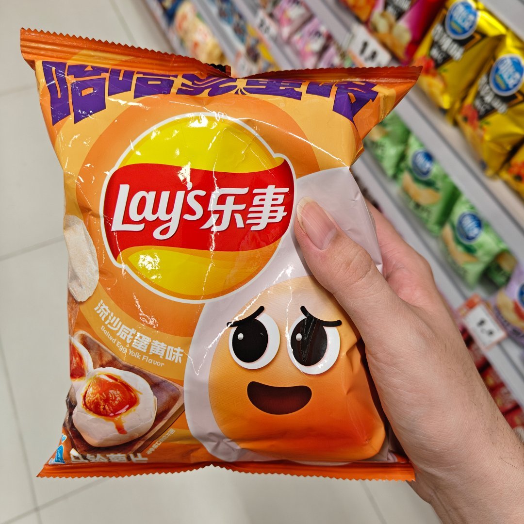 终于是加班完了又到了该自律的夜晚正好路过零食店散散步看看有啥减脂餐值得带走[ye