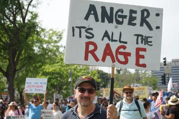 “脱钩断链”喊了几年，特朗普好像是要觉悟了，突然对华“放软”，说之前关税加多了，