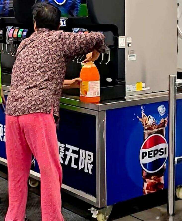 占便宜没够是这样的，出门不拿就是丢。按理说现在物质生活已经很充裕了呀，应该不存在