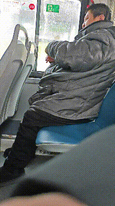 公交车上碰到一个人，一直在说，在比划，开始也没注意，以为他打电话！
可是后来才发