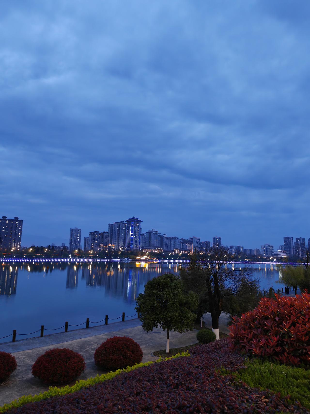 我的邻居，真的是一个好奶奶。

老邻居一家，日子过得朴素却满是温情。

奶奶年轻