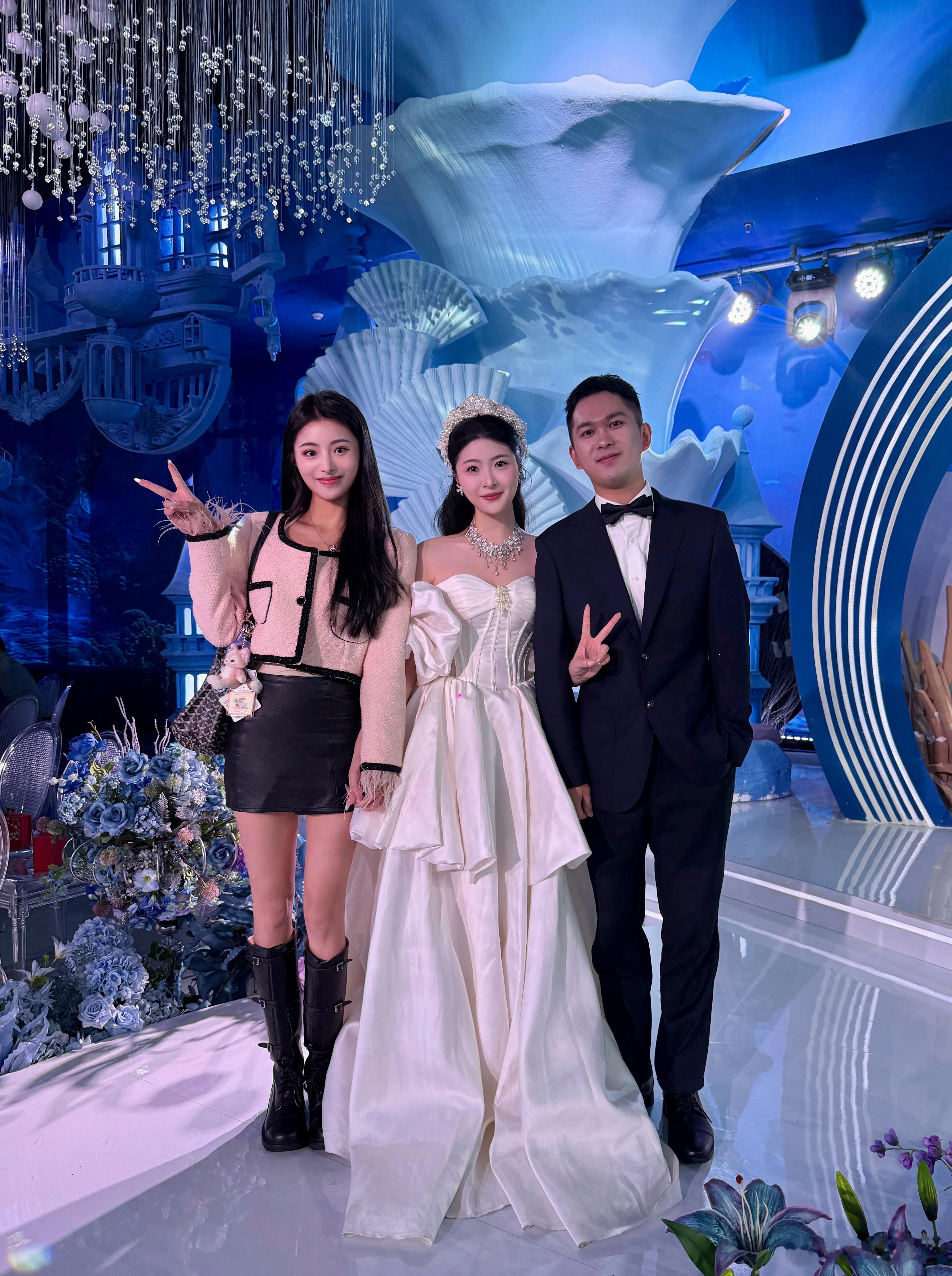 i人的朋友都是e人！今天来参加好朋友的婚礼啦！[送花花]曾经同吃同住三个月～和她