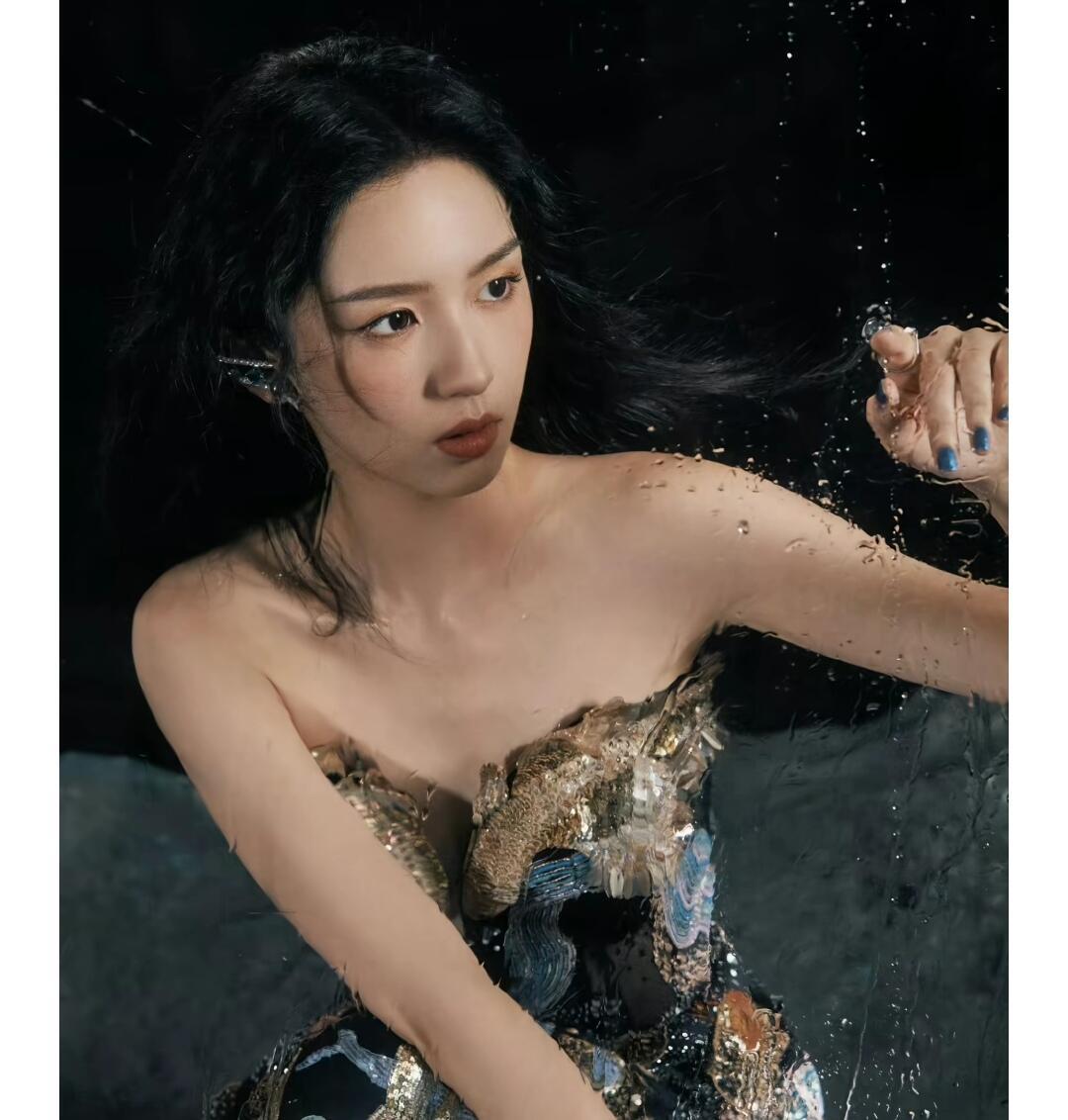 周也人的脸怎么能对称成这样  周也这张脸，左右对称得像上帝亲手量过！每一寸都精准