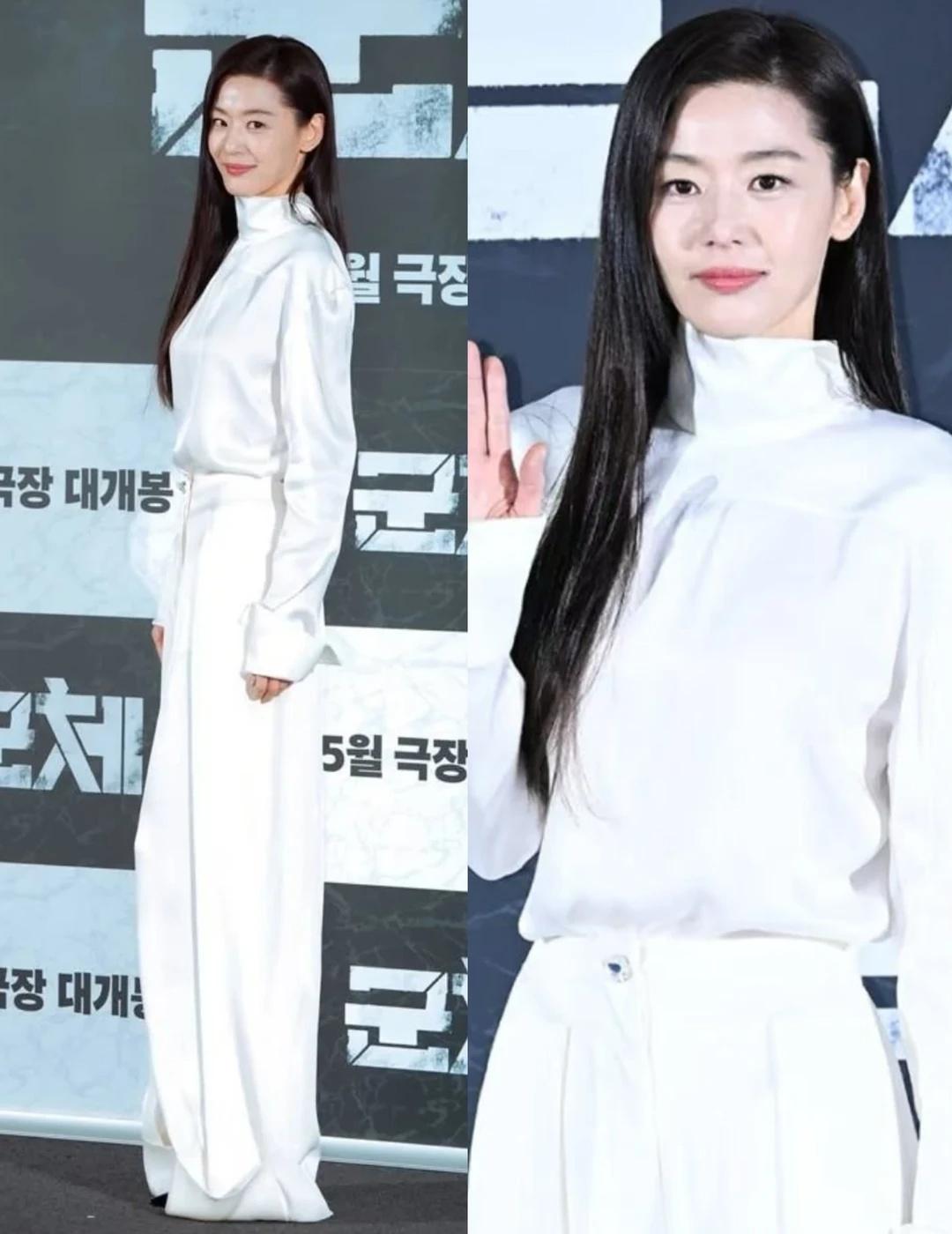 全智贤｜正面端庄背面风情，这才是顶级性感
南韩女神全智贤今日出席电影《群体》制作