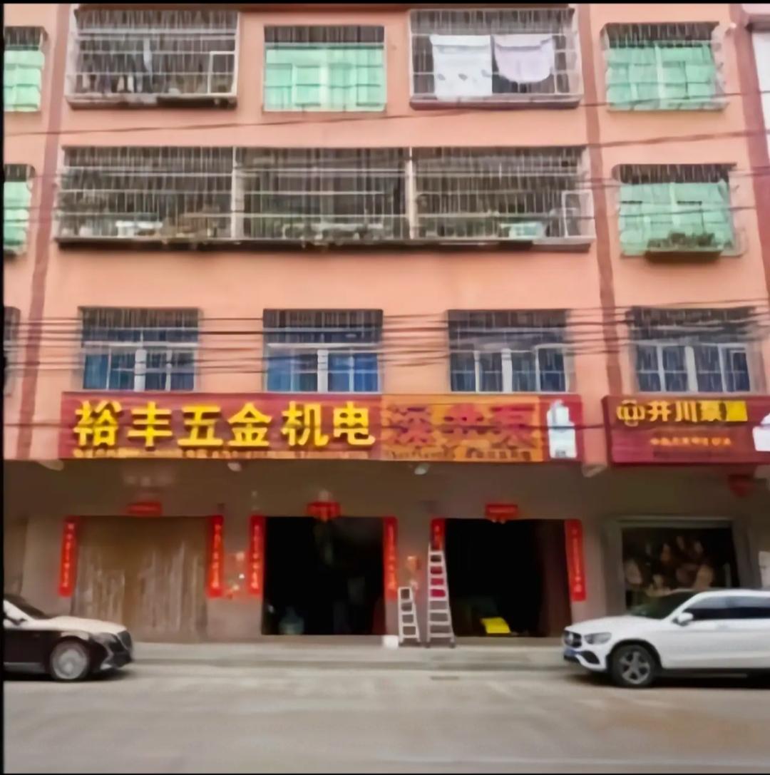 这样的火灾又该谁承担呢？一共才四层的房子，却没能从火灾中逃出来。一楼着火，殃及楼