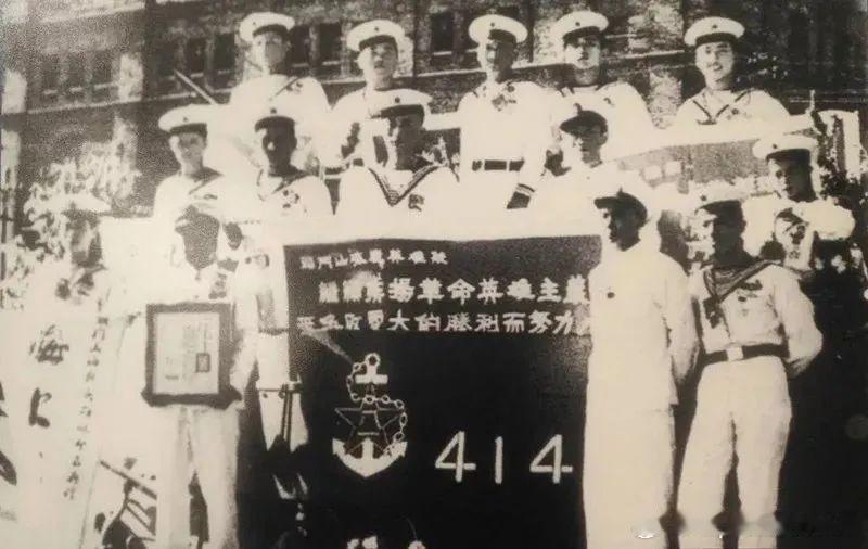 1951年“头门山海战英雄艇”全体官兵合影。6月24日这次战斗,共击沉敌机帆船1