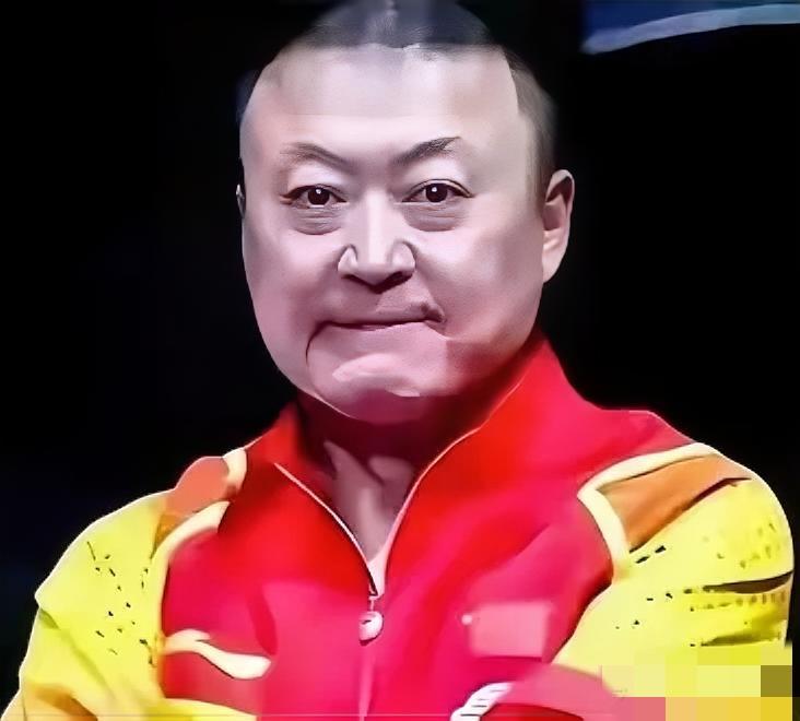 伦敦世乒赛颁奖典礼有个小插曲，当颁奖嘉宾给主教练马琳挂金牌时，马琳主动示意，先给