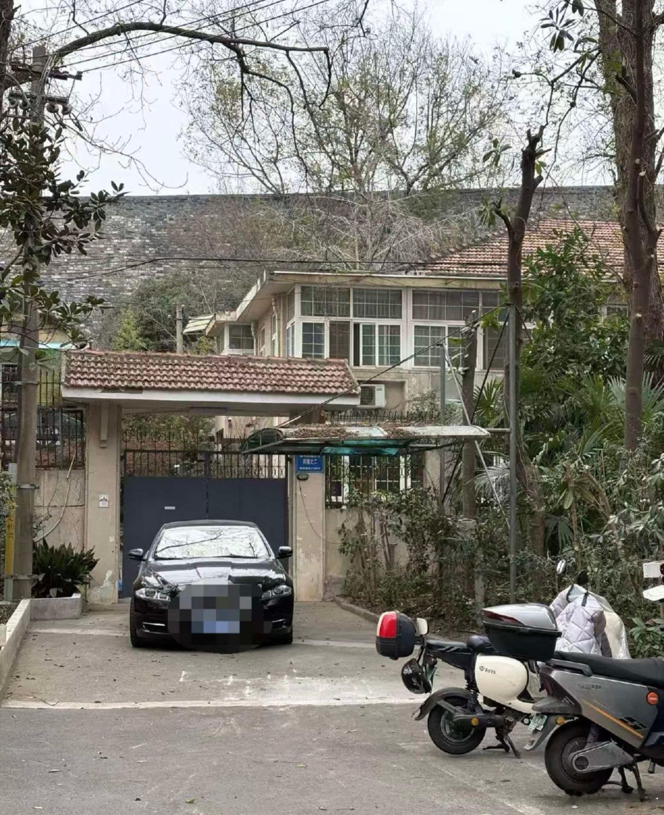 这是今儿早的南京哪个小区？富贵山城洞坡子第一栋将军楼吗？江苏省委省政府对南博开展