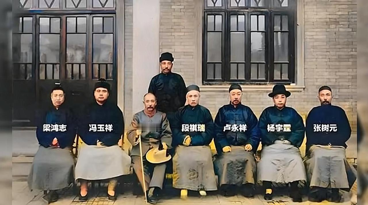 1928年，张学良和杨宇霆的合影，两人貌合神离，第二年被处决。