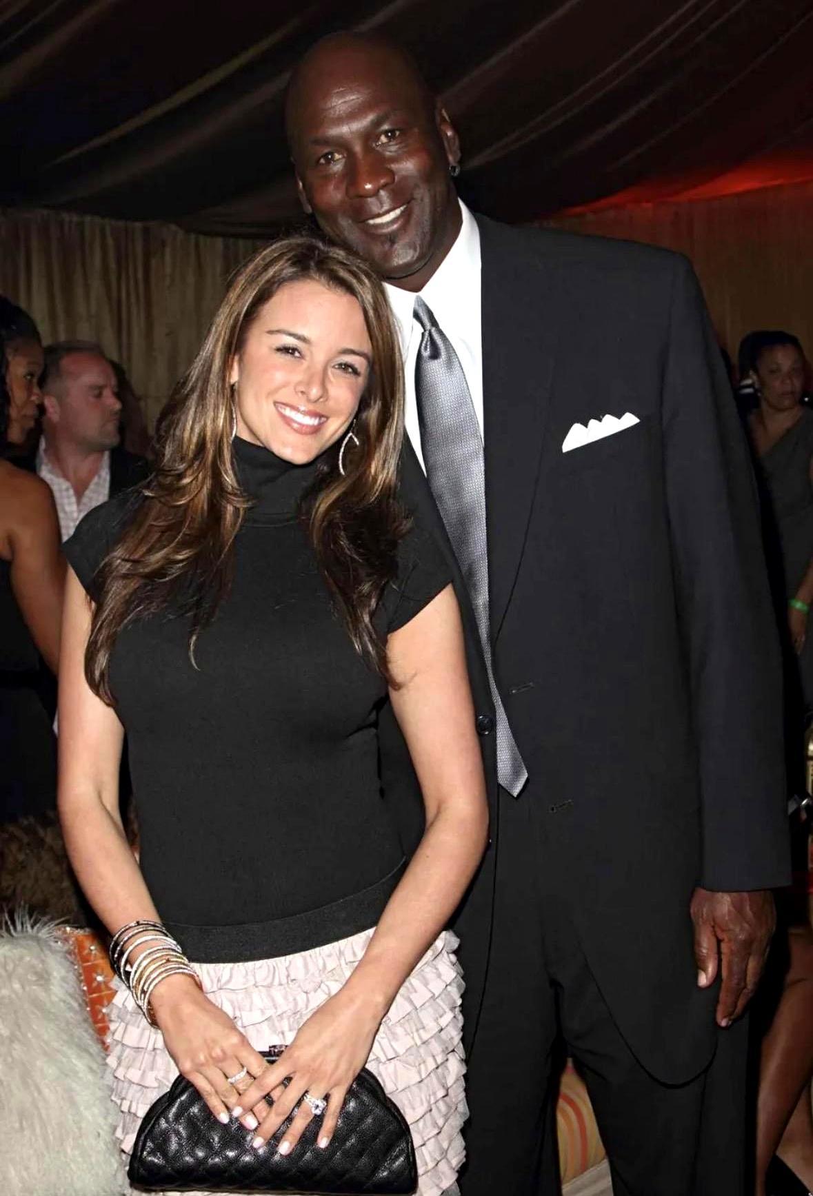 孩子刚满月，女友比他大十岁
 
爱德华兹把吉宁·罗贝尔接进明尼苏达的新别墅。她带