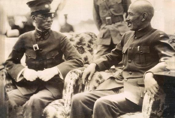 1936年，蒋介石与“云南王”龙云坐在一起谈话，龙云扭头望着谈笑风生的蒋介石，却