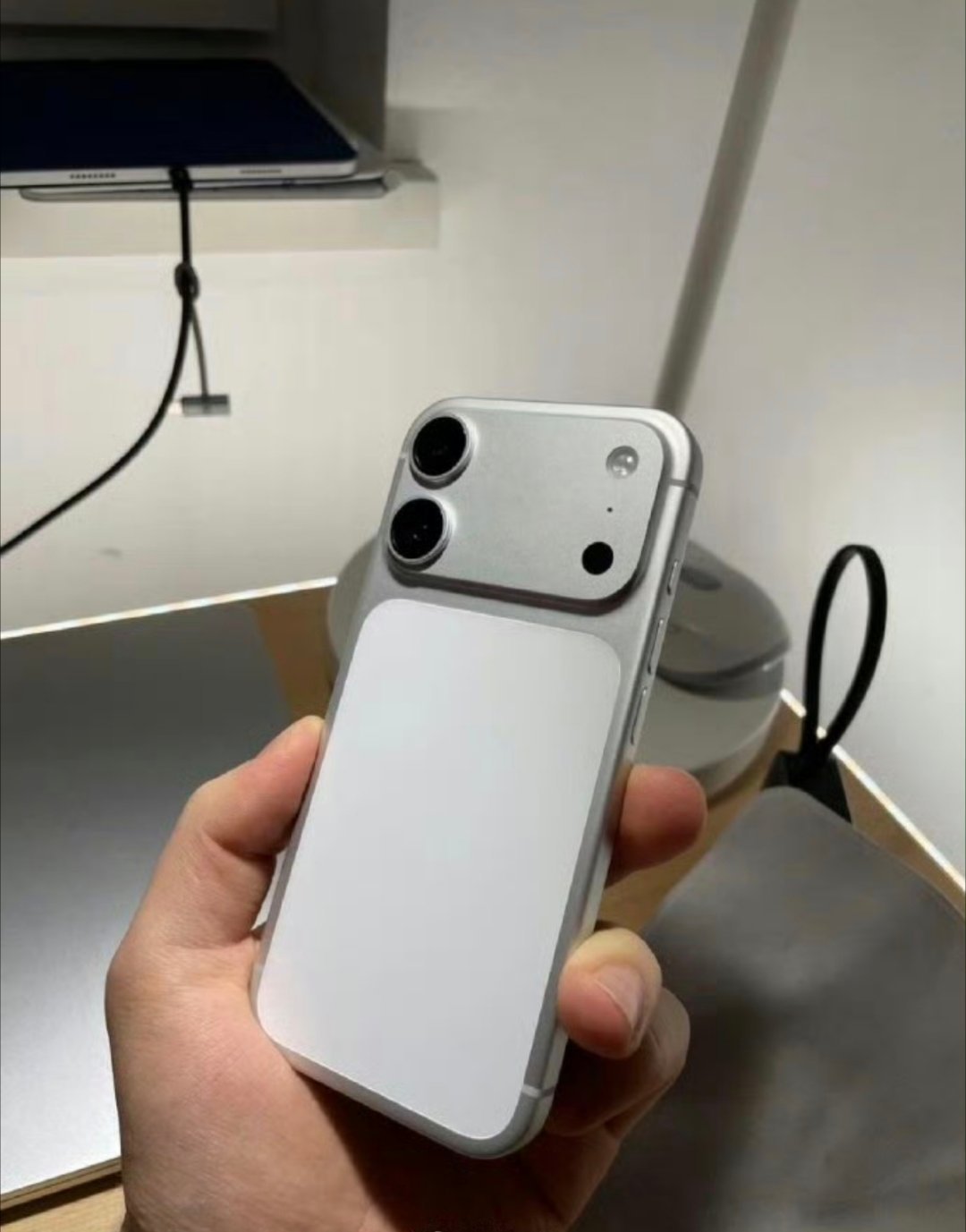 iPhone18标准版神似17Pro今年安排都上大Deco，苹果是会拿捏人心的?