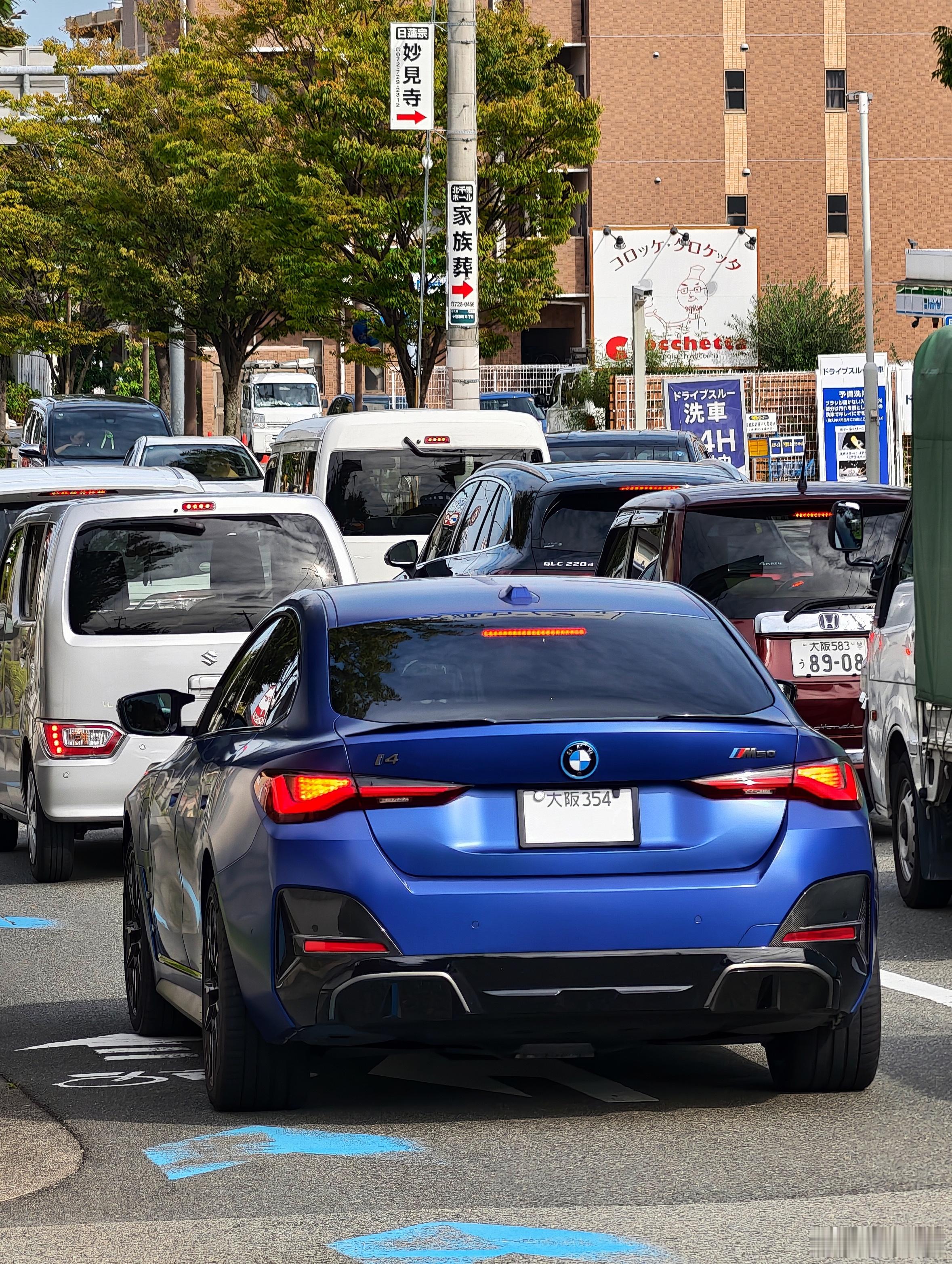 型车街拍偶遇i4 M50（G26）。上代宝马纯电3/4系的性能旗舰，之前在北京试
