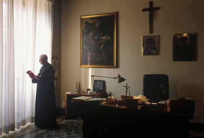 从肉体到精神的无限的距离，表征了从精神到爱的无限的距离。因为爱是超自然的。此世所