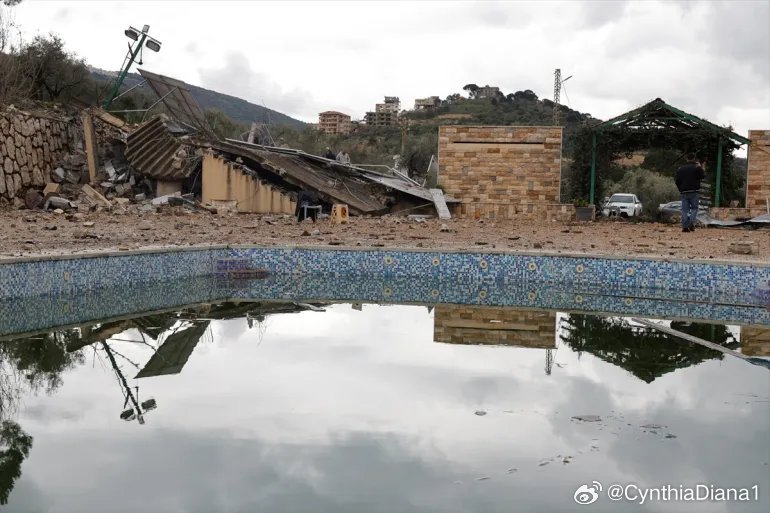 照片：德鲁兹村居民在以色列袭击黎巴嫩后检查破坏情况图1 人们周四检查黎巴嫩南部哈