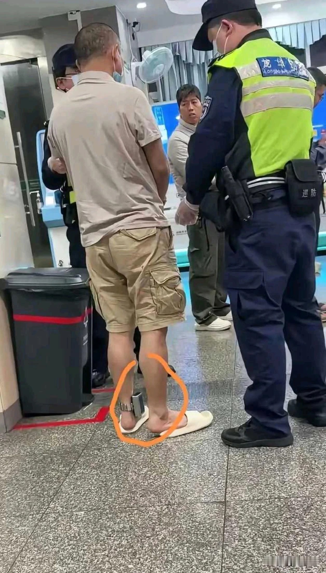 这人脚上怎么还带个东西起什么作用？ 
