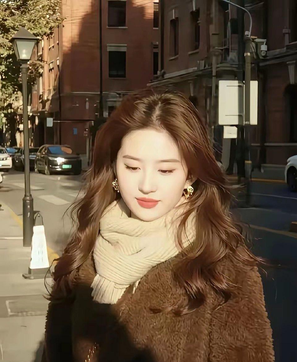 天呐，从来没见过刘亦菲有这样的照片，真真被她的仙气惊艳到了，
长发飘逸，妆容精致