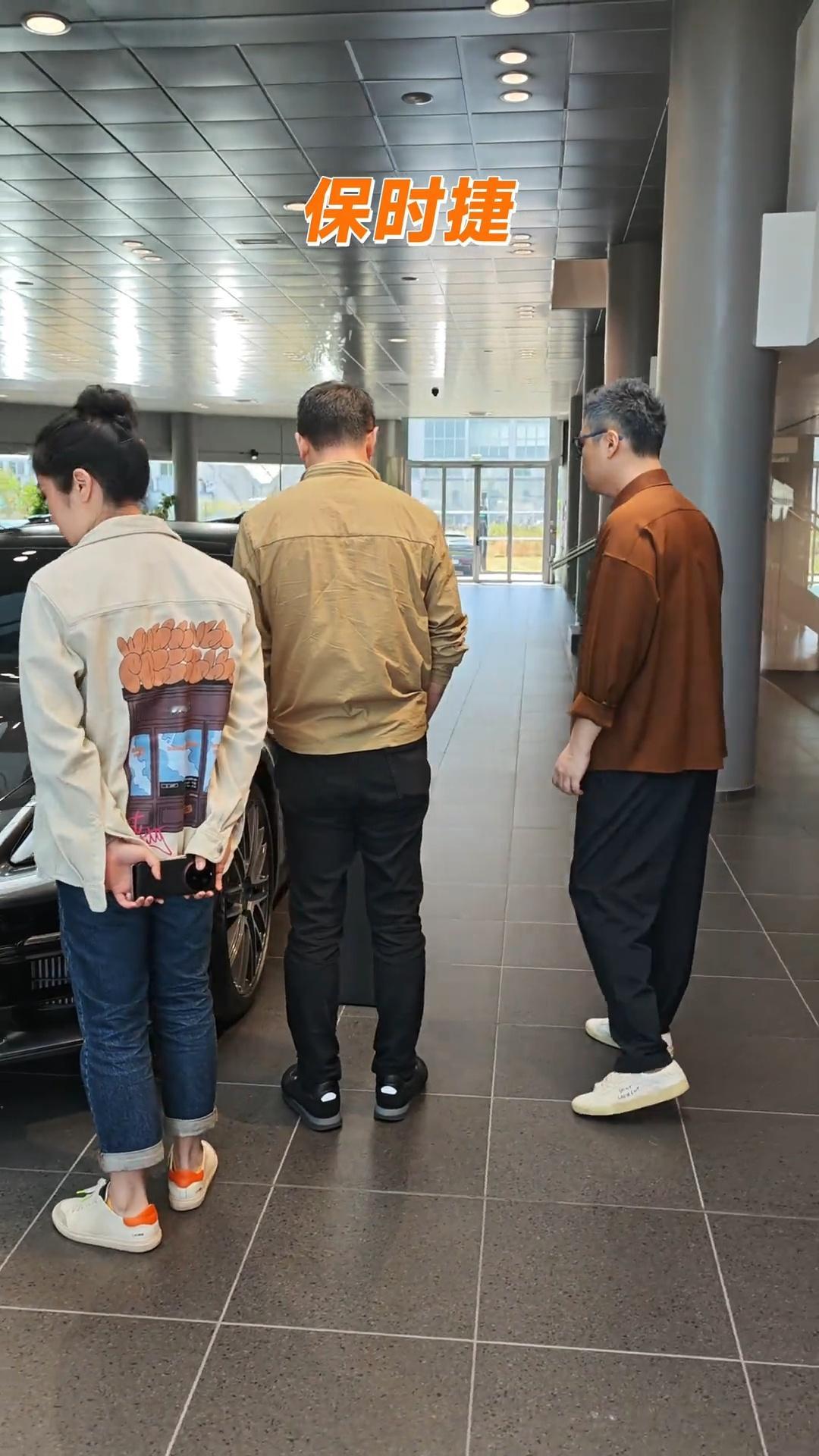 双手插兜的卢伟冰总裁 ​​​