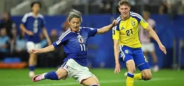 马丁内利绝杀的那一刻，日本队11号跪在中圈，双手捂着脸，手指死死抠进草皮里。
 