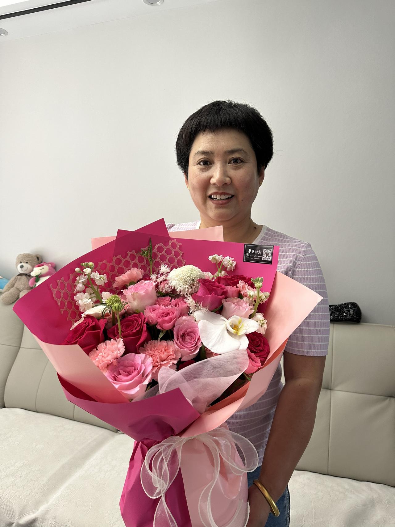 生活偷走了青春，却让我拥有了全世界最温暖的家，生活既有烟火气，也有诗和远方，愿被