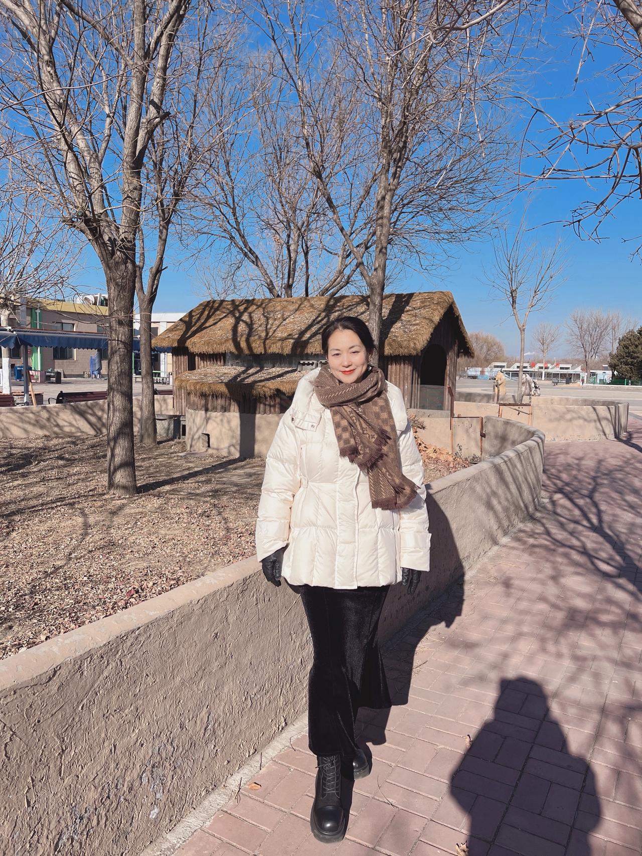 平凡的我们可以慢下来，钱够用就好，不穿名牌不吃进口也挺好，有时间多陪陪父母，多顾