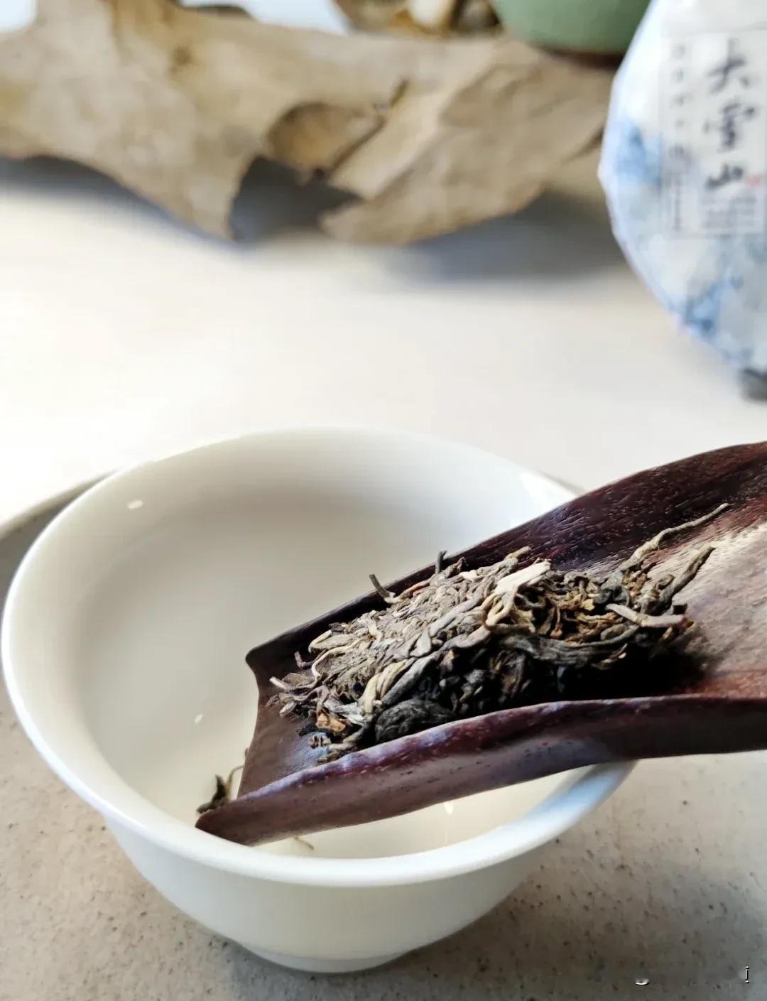 泡茶使用什么茶具比较好?盖碗也很常用，它能很好地控制泡茶的水温、时间等。若翎茶空