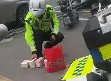 完整榜单
清洁工捡40万现金？警方：是练功券

一时间，这条消息刷爆了朋友圈：一