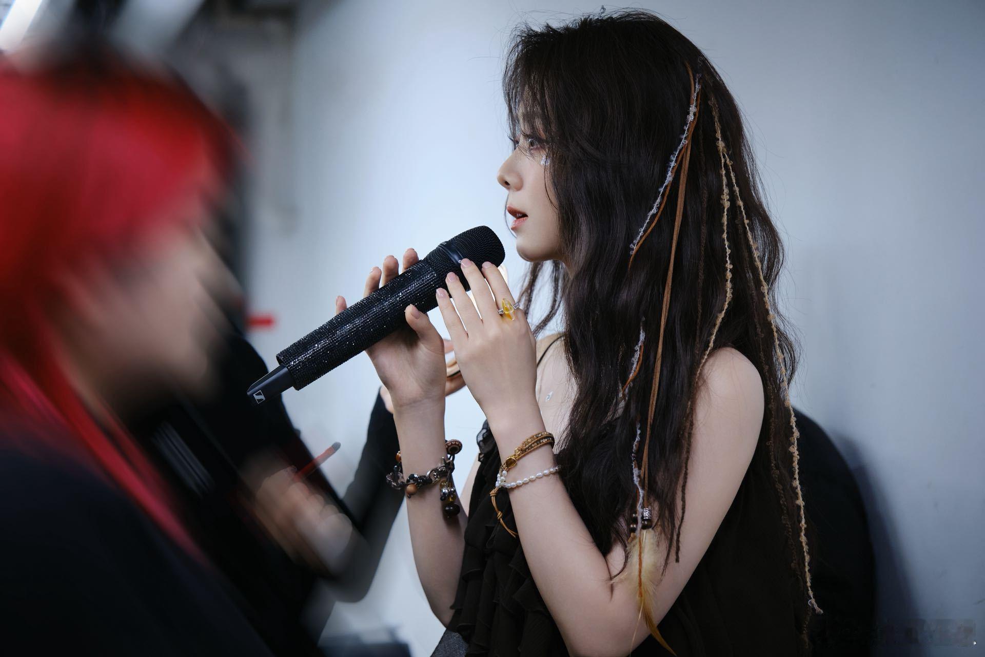 谭松韵浪漫疯子 被谭松韵的“浪漫疯批美学”甜到晕厥！当肖瑶宝宝在剧里逍遥，她在剧