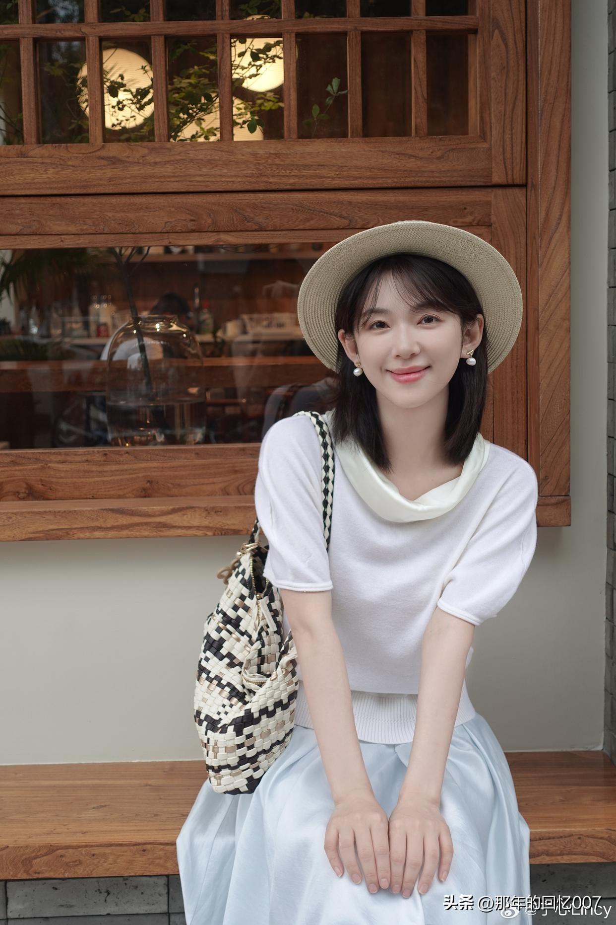夏天裙子搭什么鞋最好看? 夏日清新穿搭，白色T恤+草帽，轻松自在！🌞👒👗