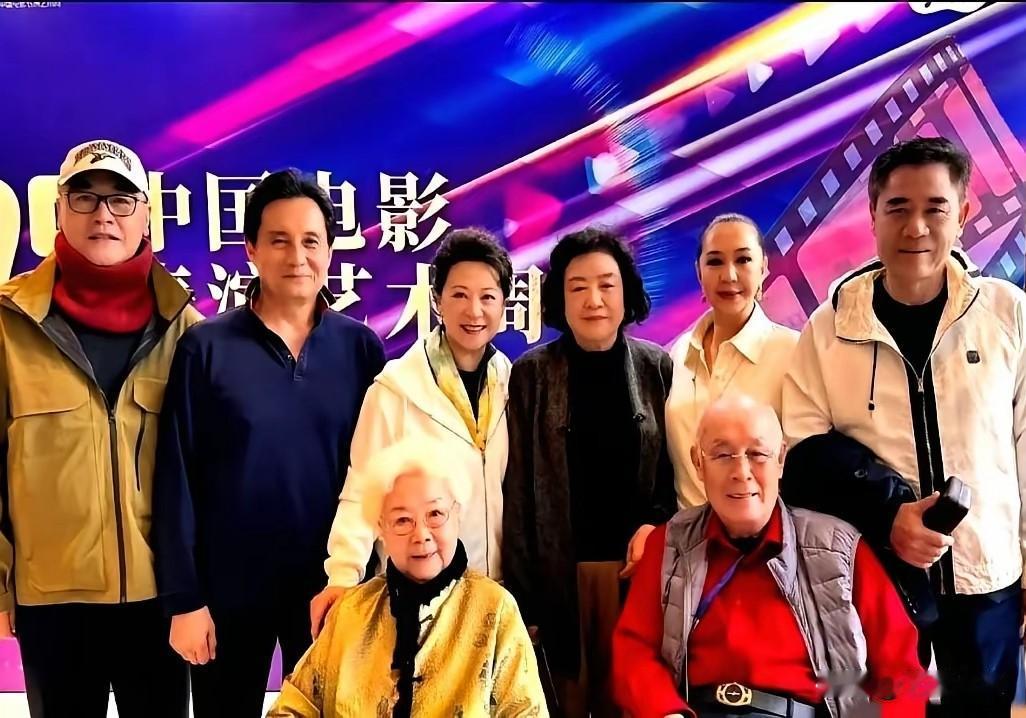 坐在田华老师旁边的老演员，演过电影《樱》《寒夜》，很优秀的两部电影。
后排左一这