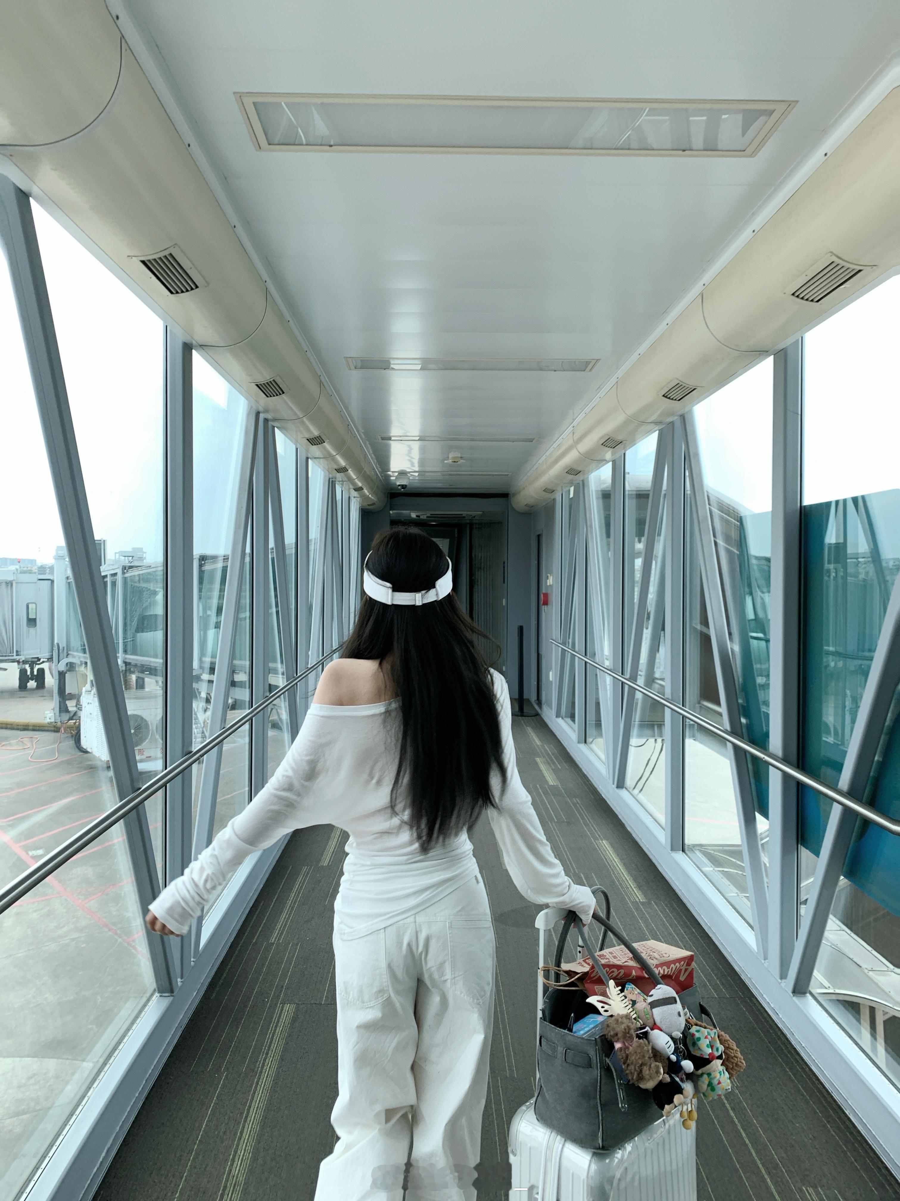 出发图来啦～在拍摄咯超超超喜欢的一套穿搭！！！又舒服又好看这套裤子必须入 我们团