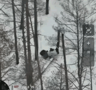 拉屎的俄军士兵被无人机击倒腚朝天！
在白雪皑皑的乌东战场上，一名俄军士兵坐在一个