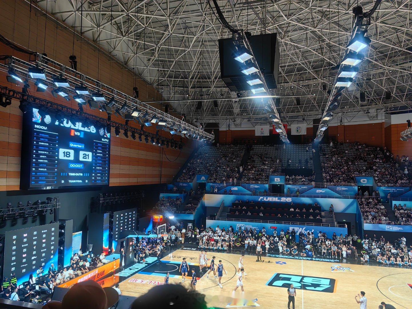 AUBL2026政治大学VS上海交通大学比赛第一节比赛结束，场上比分18：21，