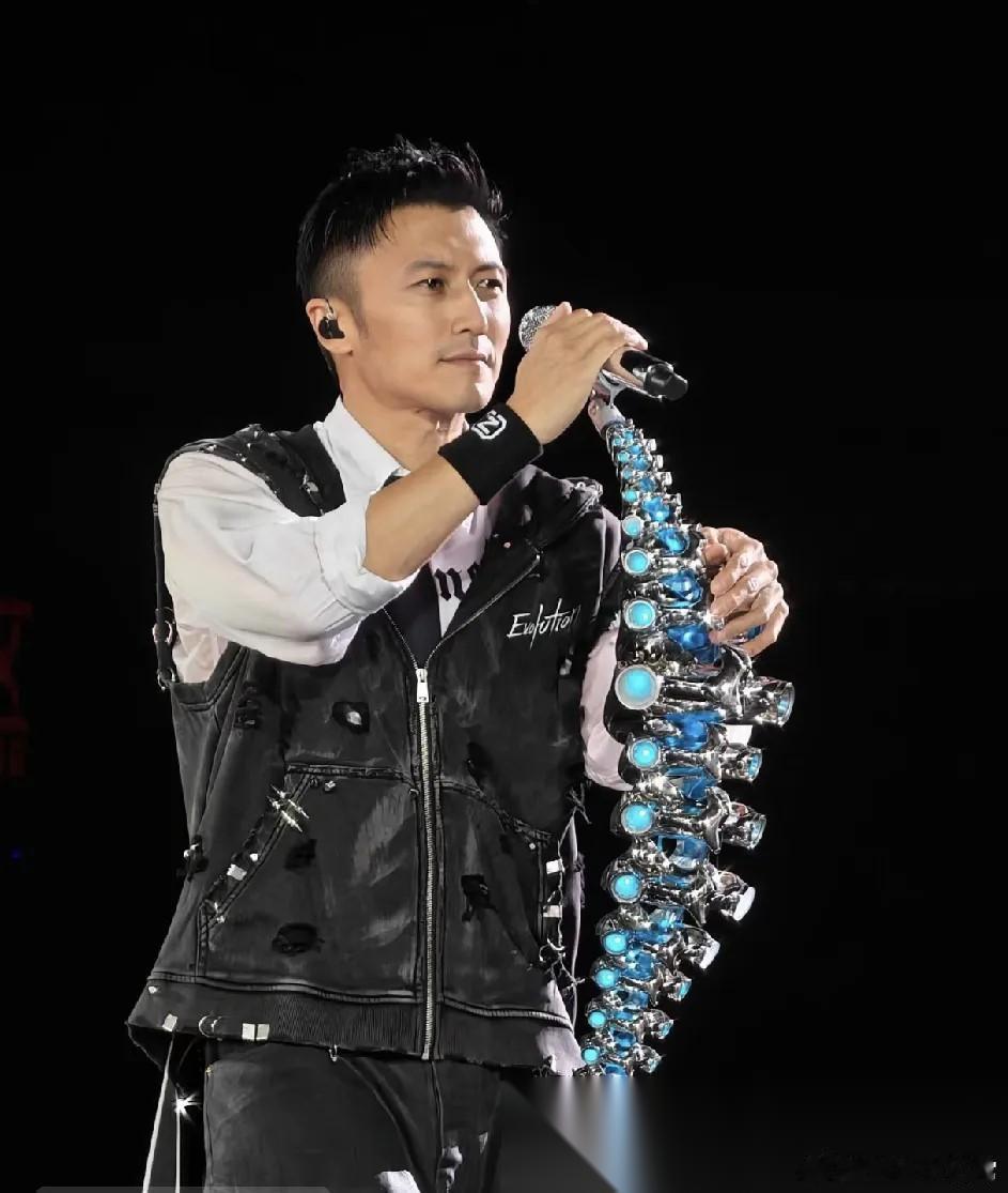 你可以说谢霆锋不帅， 也可以说他演技不行， 但唯独有一点，必须得承认的是，谢霆锋