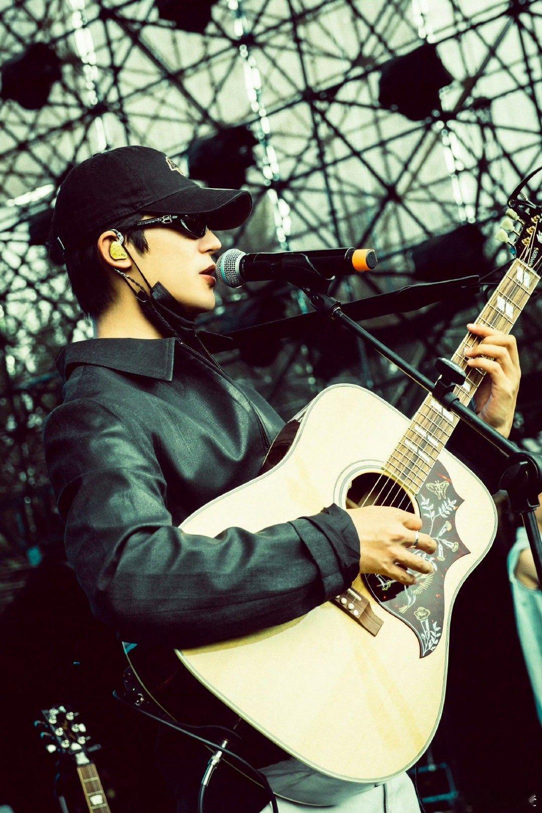 于适实现了7年前的音乐梦七年前于适弹唱的画面还像小电影在脑海里放呢，现在他就带着