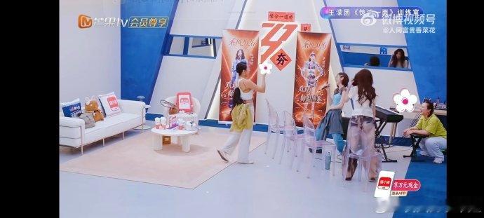 唐艺昕下次弯着腰唱歌吧唐艺昕行礼式练歌唐艺昕弯腰练歌的样子格外可爱，花式练习方式