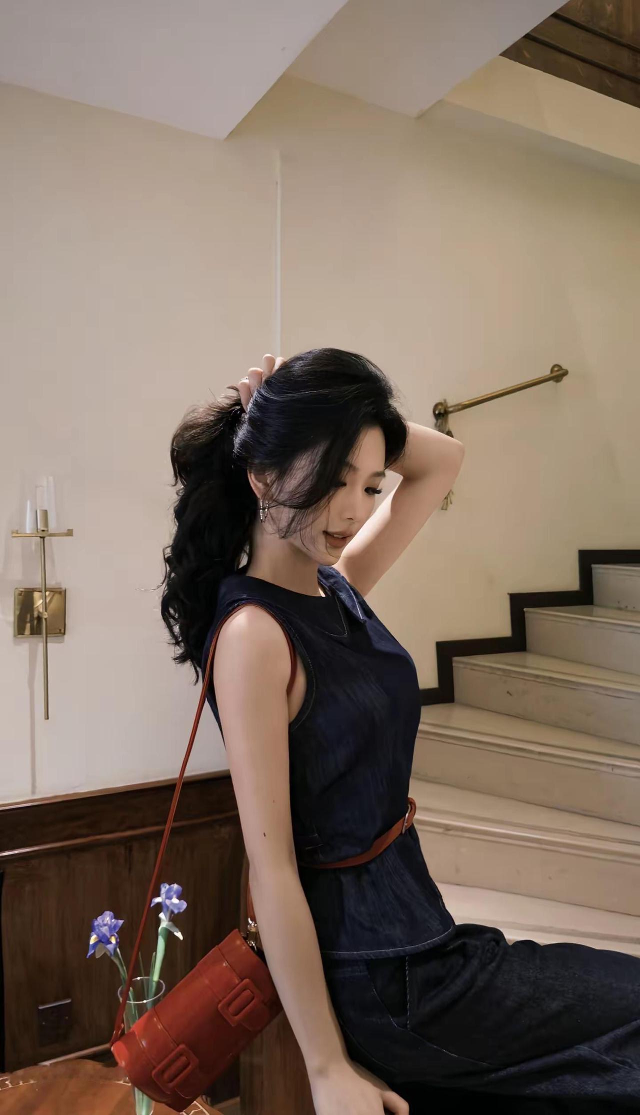 姐姐让你为难了吗。复古咖啡店 拍照姿势