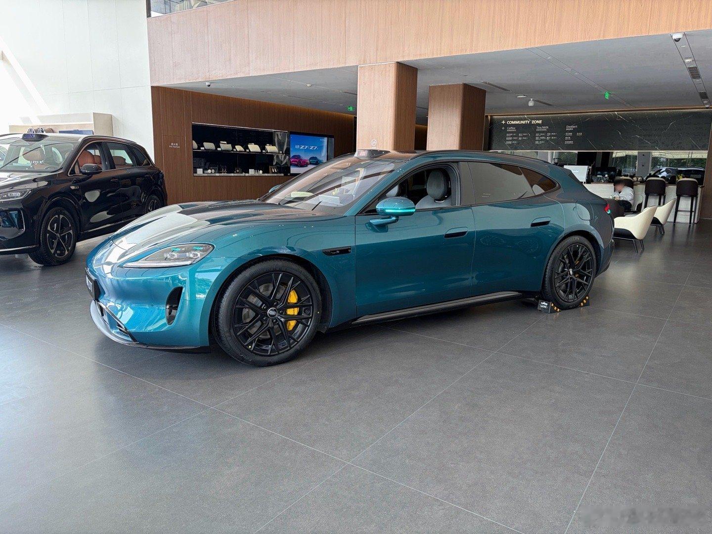 探店Z7T了，实车颜值确实顶，内饰设计也在线，我比较喜欢这个卡钳，做工看上去也不