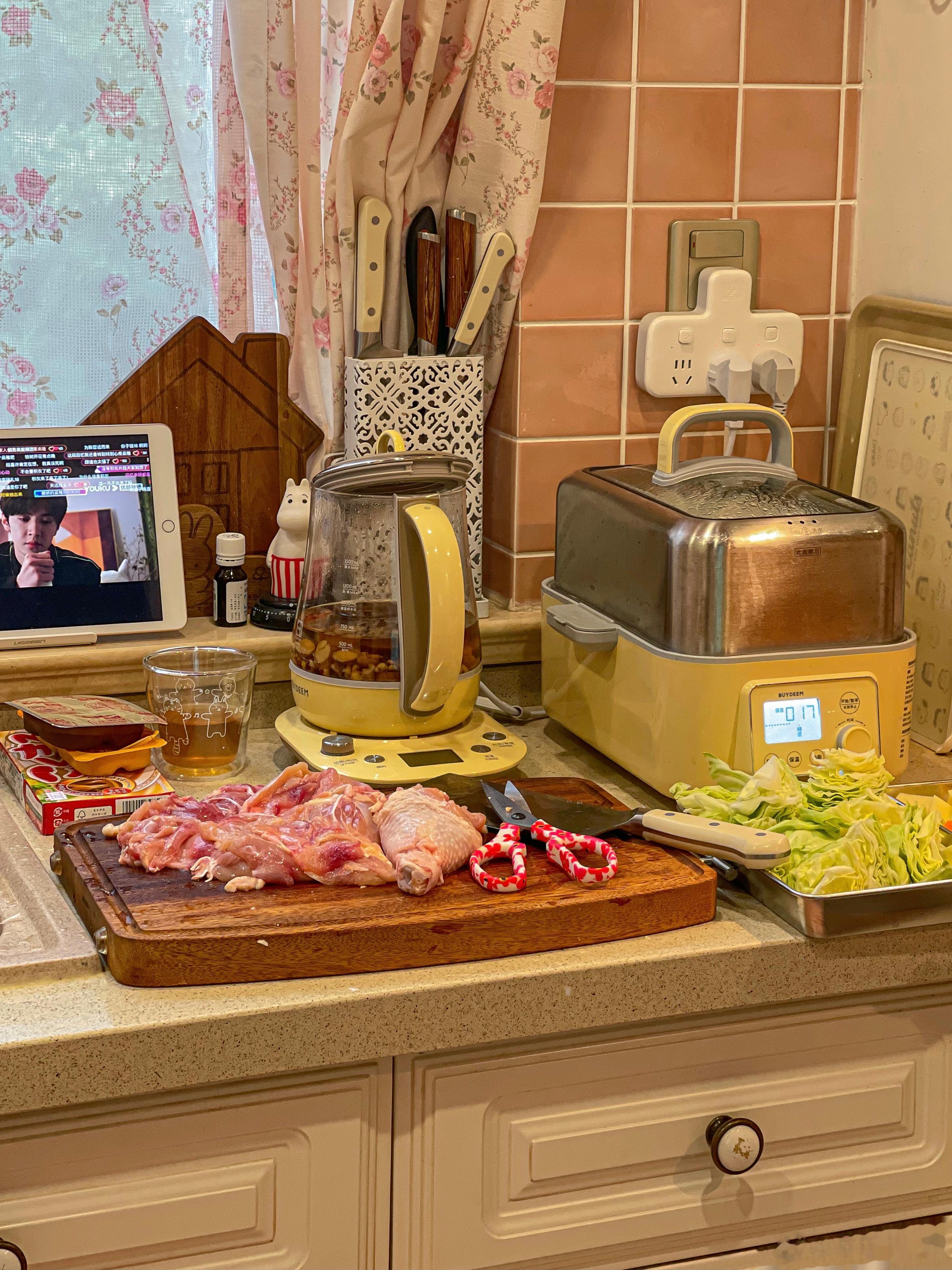 [月亮]晚餐蔬菜咖喱[月亮]爆炸巧克力吐司出炉就问谁还不会[哈哈]，制作吐司就一